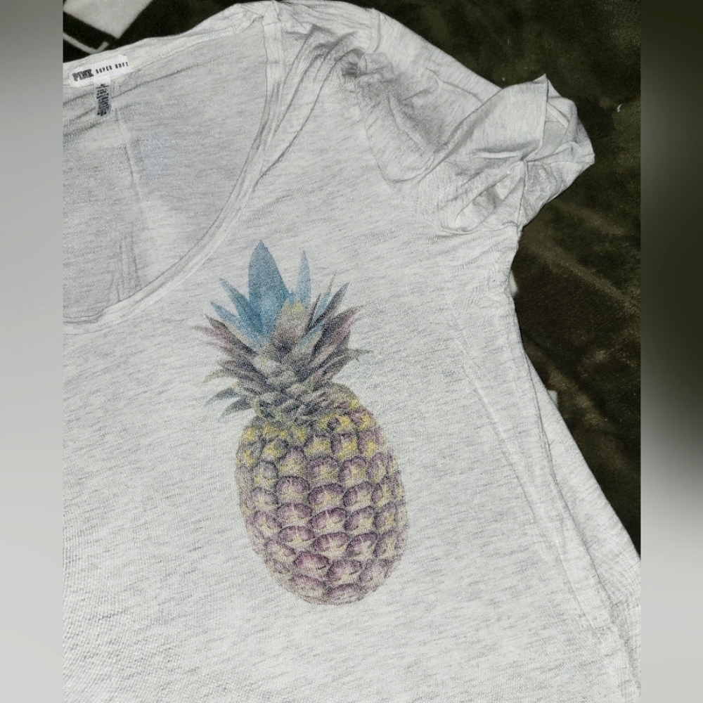 Vs pink super soft pineapple tee, size medium. NWOT.